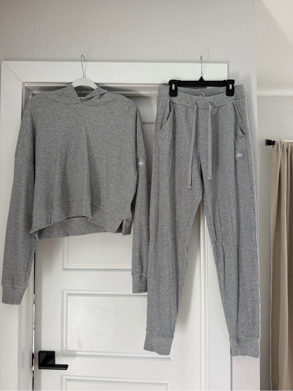 ALO Yoga Light Grey Ribbed Jogger Pants